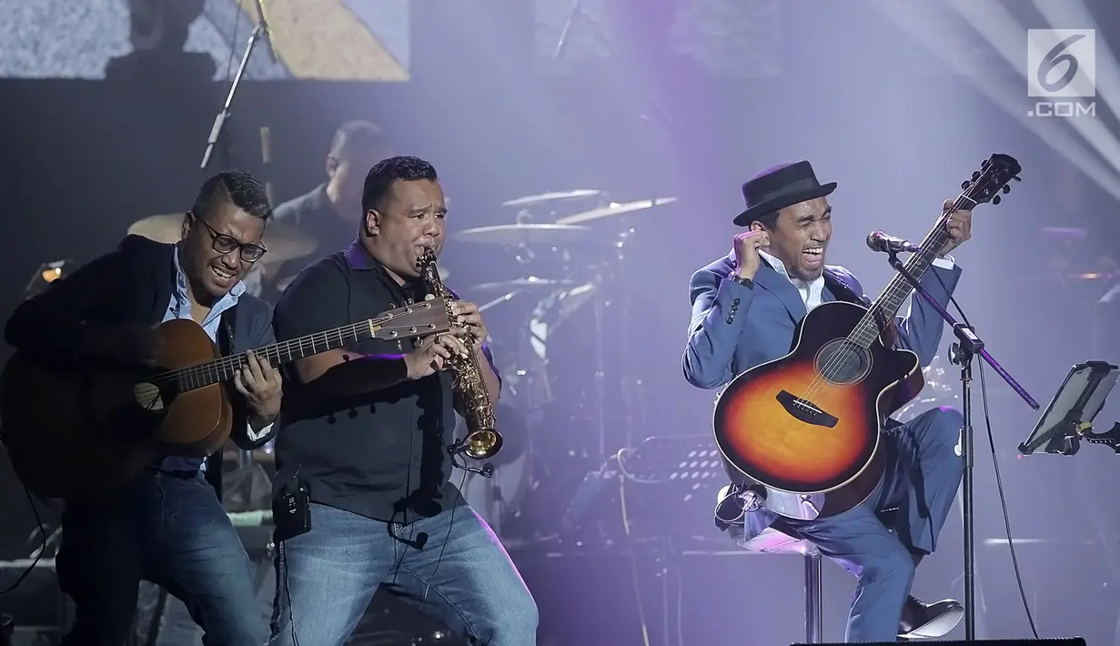 Penyanyi Glenn Fredly dalam konser 'Harmonia: Titik Balik' di Balai Sarbini, Jakarta, Kamis (14/2). Konser yang juga diisi oleh penyanyi Aderaprabu Lantip Trengginas alias Adera tersebut berlangsung tepat di hari Valentine. (Fimela.com/ Bambang E. Ros)