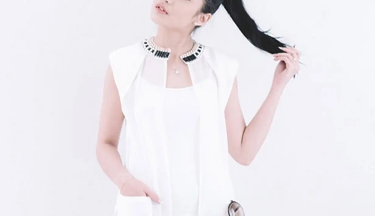 Chelsea Olivia tampil cantik dengan pakaian yang sederhana seperti rompi putih yang dikenakannya. (Photo : Instagram)