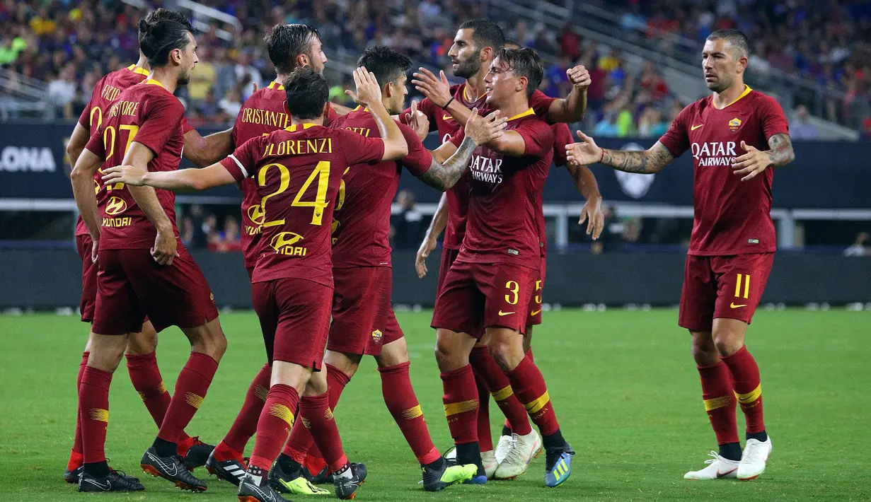 Para pemain AS Roma merayakan gol yang dicetak Diego Perotti ke gawang Barcelona pada laga International Championship Cup di Stadion AT&T, Texas, Selasa (31/7/2018). AS Roma menang 4-2 atas Barcelona. (AFP/Richard Rodriguez)