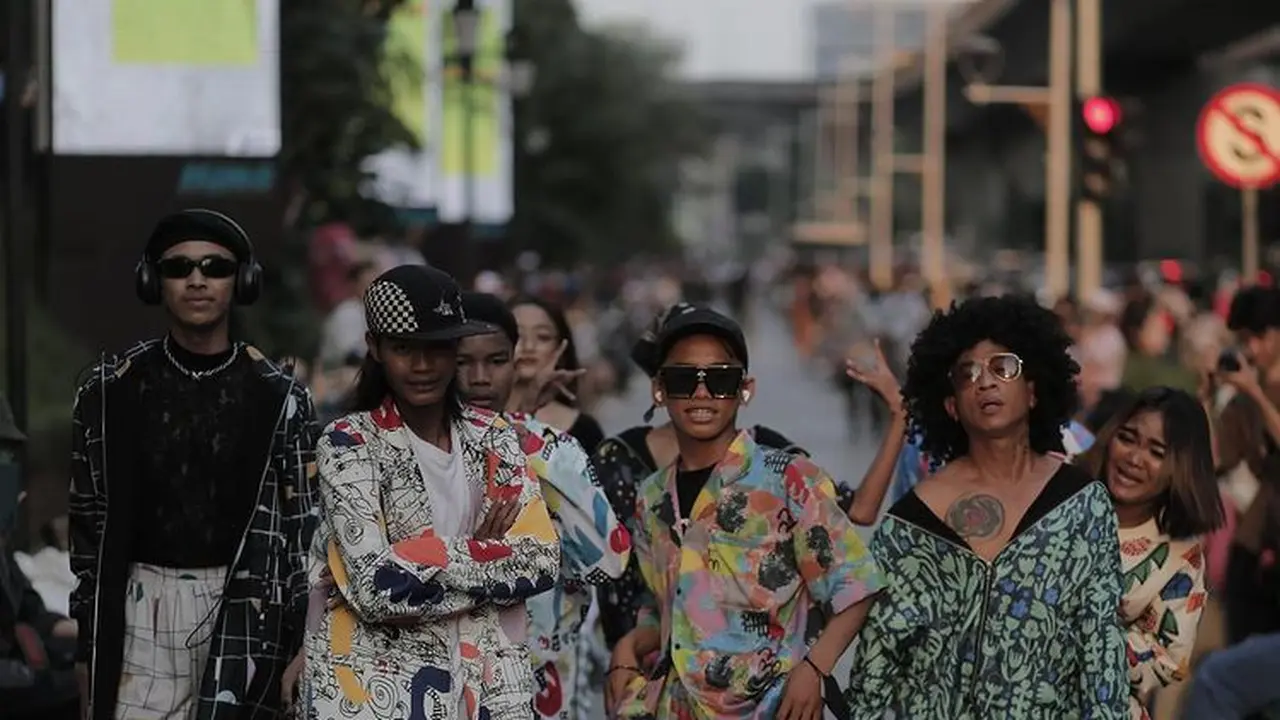 6 Potret Bonge dan Geng Citayam Fashion Week Catwalk Beneran, Bak Model Profesional