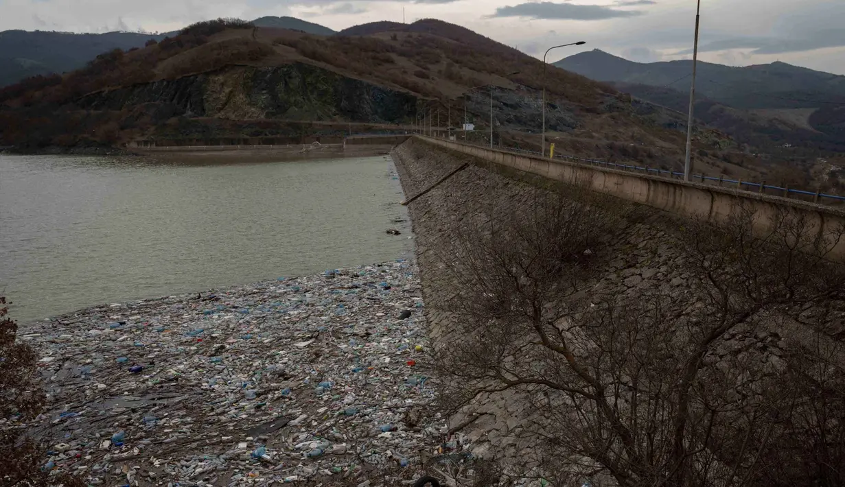 Sebagian permukaan Waduk Badovc tertutup oleh botol plastik, ban bekas, limbah konstruksi, dan sampah perkotaan lainnya. Tampak dala foto, ceceran botol plastik dan sampah lainnya, yang hanyut terbawa hujan, mengapung di sepanjang Waduk Badovc di dekat Pristina, Kosovo pada Rabu 4 Februari 2026.