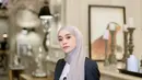 Lesti Kejora memadukan blazer hitam dengan tshirt putih, pashmina abu-abu dan celana hitamnya. @lestykejora