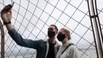 Para pengunjung berswafoto dari puncak Menara Eiffel di Paris, Prancis (15/7/2020). Puncak Menara Eiffel dibuka kembali untuk umum pada Rabu (15/7) setelah ditutup selama lebih dari tiga bulan karena COVID-19. (Xinhua/Gao Jing)