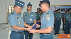 Citizen6, Surabaya: Dalam penutupan khursus tersebut, prestasi terbaik diraih oleh Kapten Laut (P) Anugrah Annurullah setelah mengungguli 22 rekan lainya.  (Pengirim: Penkobangdikal)