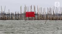 Papan segel Dirjen PSDKP KKP telah dipasang di kawasan pagar laut Pesisir Tarumajaya sejak Rabu 15 Januari 2025. (Liputan6.com/Herman Zakharia)