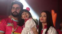 Sebagai orangtua, Abhishek Bachchan dan Aishwarya Rai melindungi putri kesayangannya, Aaradhya. (Instagram/@baacchan)