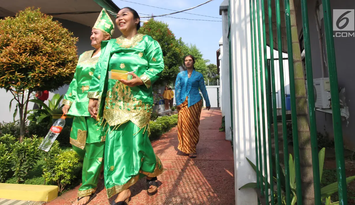 Penghuni lapas wanita bersiap menggunakan hak pilihnya di TPS 56 Lapas Pemasyarakatan Perempuan Tangerang, Rabu (17/4). Penghuni Lapas Wanita menyalurkan hak pilihnya dengan berpakaian daerah,nuansa ini dipilih sekaligus memperingati hari kartini pada bulan ini. (Liputan6.com/HO/Ading)