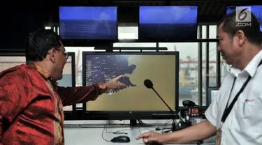 Direktur Operasional dan Sistem Informasi PT Pelindo II/IPC Prasetyadi (kiri) menjelaskan sistem kerja Vessel Traffic System (VTS) di Kantor IPC, Tanjung Priok, Jakarta, Senin (21/1). IPC menerapkan sistem VTS dan VMS. (Merdeka.com/Iqbal Nugroho)