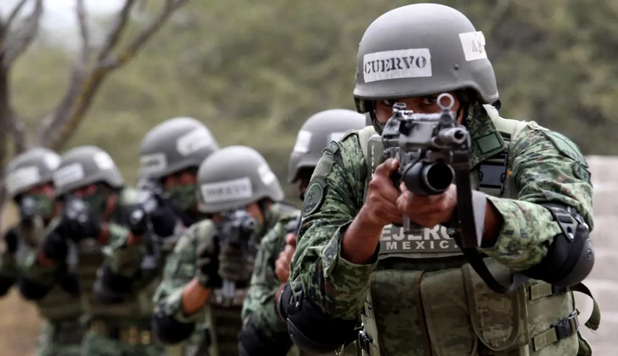 Anggota Angkatan Darat Meksiko melakukan manuver senapan FX-05 Xiuhcoatl buatan Meksiko saat pelatihan pasukan khusus di Pangkalan Militer Los Capulines, Jamay, Jalisco, Meksiko, 21 Januari 2022. Tentara Meksiko melatih 650 anggota keamanan nasional dan keamanan dalam negeri. (ULISES RUIZ/AFP)