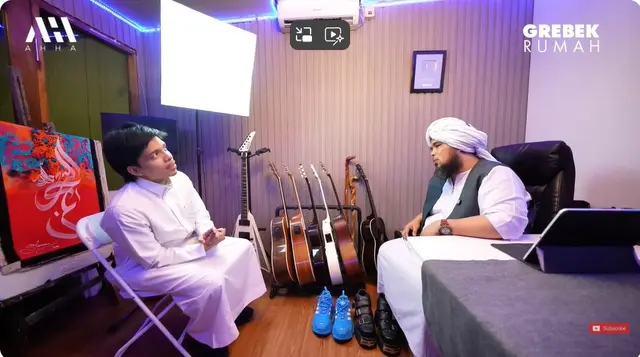 Interiornya tampak nggak berlebihan, 7 potret rumah Ustaz Derry Sulaiman ini banyak pajangan lukisan