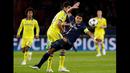 Bek PSG, Diego Silva Berduel dengan penyerang Chelsea Diego Costa saat putaran 16 besar Liga Champions di Stadion Parc des Princes , Paris (17/2/2015). PSG bermain imbang dengan Chelsea (1-1).  (REUTERS/Philippe Wojazer)