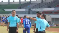 Pelatih Kepala Sulut United Ricky Nelson memberikan instruksi kepada dua asisten pelatih Leo Soputan dan Purwanto di Stadion Klabat Manado, beberapa waktu lalu.