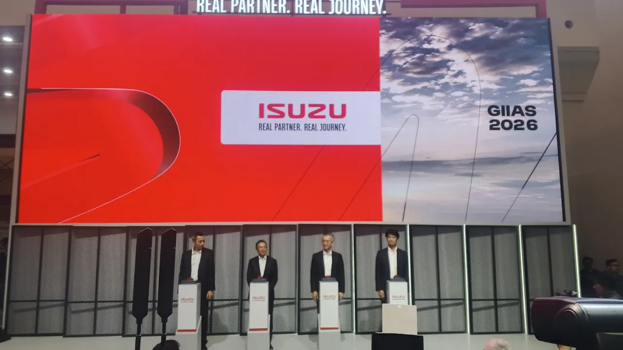 Jajaran pemimpin Isuzu dalam opening booth GIIAS 2026.