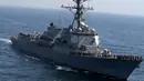 Sebuah kapal perang Amerika Serikat mengikuti latihan multinasional AMAN-23 di Laut Arab dekat Karachi, Pakistan, 13 Februari 2023. Kapal perang lebih dari 50 negara termasuk Amerika Serikat, China, Jepang, dan Indonesia berpartisipasi dalam latihan multinasional lima hari yang diselenggarakan oleh Angkatan Laut Pakistan di Laut Arab untuk meningkatkan kerja sama dalam menjaga keamanan laut dari perompak, teroris, dan penyelundup. (AP Photo/Fareed Khan)