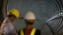 Pekerja meninjau terowongan MRT yang masih dalam tahap penyelesaian di Bundaran HI, Jakarta, Senin (20/3). Pembangunan otomatis menambah panjang jalur MRT yang tadinya 8,5 kilometer menjadi 14,6 kilometer. (Liputan6.com/Faizal Fanani)