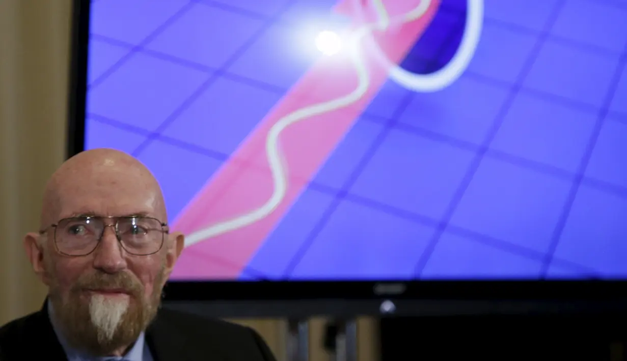 Dr. Kip Thorne saat konferensi pers untuk membahas deteksi gelombang gravitasi, Washington, (11/2). Menurut teori Einstein, riak gravitasi yang dipancarkan oleh putaran lubang hitam yang tak terhitung jumlahnya di alam semesta. (REUTERS/Gary Cameron)