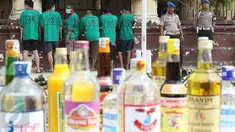 Petugas merilis tersangka dan barang bukti di Polsek Metro Palmerah, Jakarta, (22/6). Jelang Idul Fitri 1437 H, Sat Resnarkoba Polres Jakarta Barat musnahkan 10.150 botol miras, 3.597 gram shabu, dan 104 butir pil ekstasi. (Liputan6.com/Immanuel Antonius)
