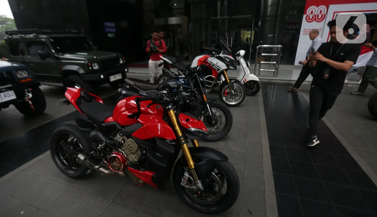 Di antara barang bukti yang disita terdapat dua motor Ducati. Jenis motor tersebut yakni Ducati Streetfighter V4 berkelir merah dan Ducati Multistrada berwarna putih-merah. (Liputan6.com/Helmi Fithriansyah)
