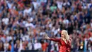 Penampilan Lady Gaga sebelum dimulainya NFL Super Bowl 50 antara Panthers Carolina dan Denver Broncos di Santa Clara, California, Minggu (7/2). Berbalut busana dari Gucci, Gaga tampil serba merah seperti bendera negaranya (Patrick Smith/Getty Images/AFP)