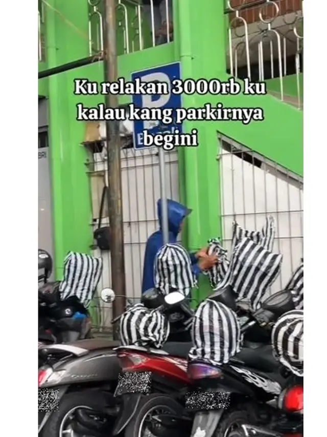 Momen Tukang Parkir Bungkus Semua Helm Pakai Kresek saat Hujan, Bikin Salut