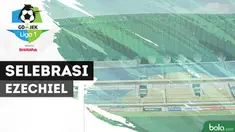 Berita video transformasi selebrasi gol striker Persib Bandung, Ezechiel N'Douassel, di Gojek Liga 1 2018 bersama Bukalapak.