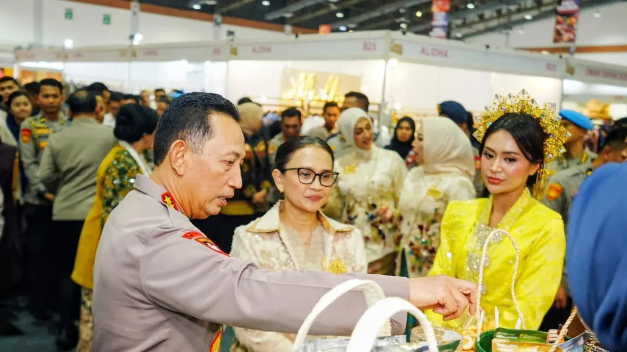 Kapolri Jenderal Pol. Listyo Sigit Prabowo meninjau pelaksanaan Bazar Kreasi Bhayangkari Nusantara (KBN) di Jakarta International Convention Center (JICC), Senayan, Jakarta, Rabu (22/7) (Istimewa)