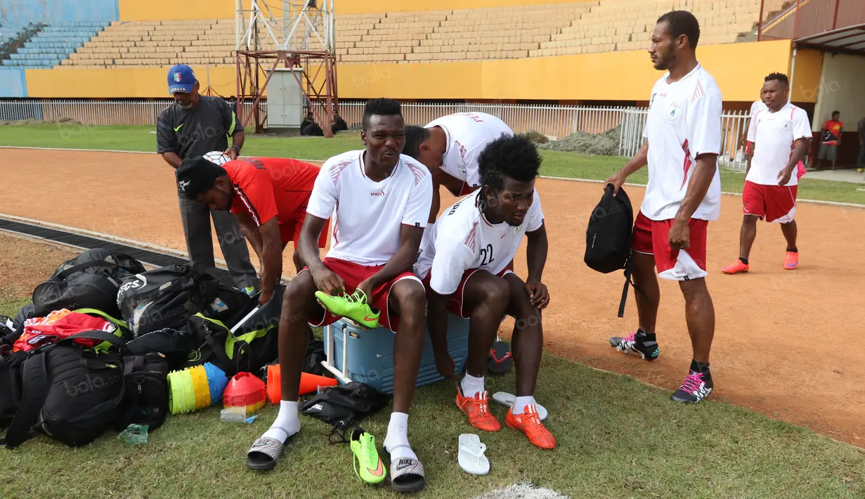 Foday Boakay Edy (3kiri) dan Sengbah Kennedy berbincang sebelum berlatih bersama tim Persipura Jayapura jelang laga Torabika Soccer Championship 2016  melawan Persija Jakarta di Stadion Mandala, Jayapura, Kamis (28/4/20160. (Bola.com/Nicklas Hanoatubun)