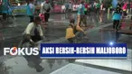 Bukan saja area pedagang, aksi bersih-bersih juga dilakukan di jalan raya yang biasa dilintasi kendaraan umum.
