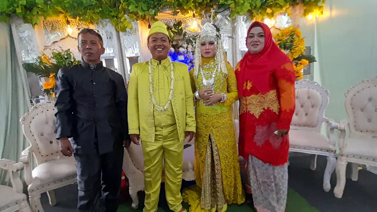Ahmad Maulana Firdaus (22) dan Sukmainah (20) tetap melangsung resepsi meski di sekitar lokasi hangus akibat kebakaran Depo Pertamina Plumpang