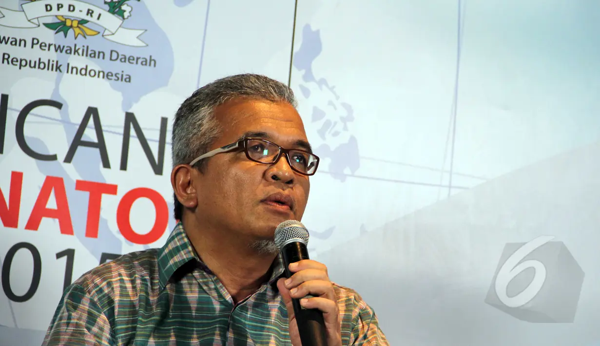 Direktur Pelayanan BPJS, Fajriadinur saat menjadi pembicara dalam diskusi bincang senator 2015 "Nasib Pasien dan RS di Era BPJS" di Jakarta, Minggu (5/4/2015). (Liputan6.com/Helmi Afandi)