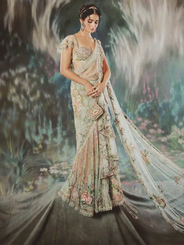 Alia Bhatt memesona kenakan saree India di Met Gala 2024. [@aliaabhatt/@gregswalesart]