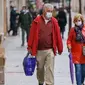 Orang-orang yang memakai masker wajah berjalan di Burgos, Spanyol utara, pada 21 Oktober 2020. (Foto: AFP / Cesar Manso)