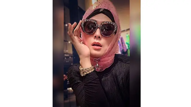 Ingat Mamake di Sinetron Si Entong? Ini 6 Potret Terbarunya Makin Gaul