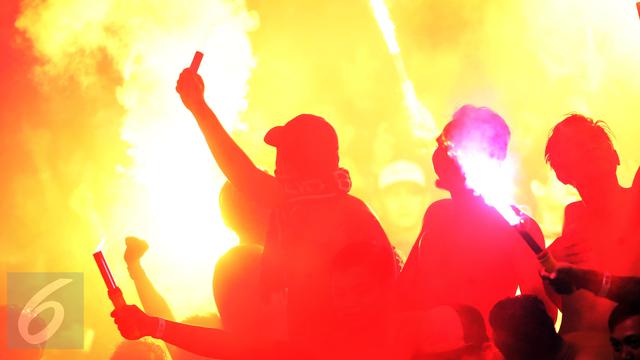 20170225-Rayakan Kemenangan, Suporter Persib Nyalakan Suar-Solo