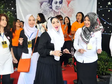 Yayasan Sahabat Kartini menggelar acara halal bihalal di Rutan Pondok Bambu, Jakarta, Senin (3/8/2015). Tampak Eddies Adelia ikut berjoget dalam acara tersebut. (Liputan6.com/Panji Diksana)
