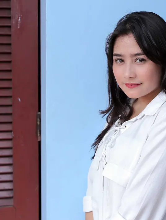 "Iya Rassya lagi kuliah di London. Tapi nggak sih kalau nyusul. Merasa kehilangan ya, namanya orang terdekat kita lagi ke luar pasti ngerasa kehilangan," kata Prilly Latuconsina di kawasan Tebet, Jakarta Selatan, Rabu (5/10). (Deki Prayoga/Bintang.com)