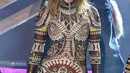 Jennifer Lopez memamerkan tubuh seksinya dalam busana ketat DSquared2 sebagai penampilan pembukanya di ajang American Music Awards 2015. (AFP/Bintang.com)