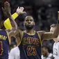 LeBron James memberikan merayakan kemenangan bersama rekan-rekannya pada NBA basketball Eastern Conference final Wilayah Timur di TD Garden, Boston (19/5/2017). Cavs menang 130-86. (AP/Elise Amendola)