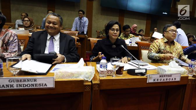 Menkeu Sri Mulyani (tengah) didampingi Menteri PPN/Kepala Bappenas Bambang Brodjonegoro (kanan), dan Gubernur BI Perry Warjiyo (kiri) mengikuti rapat kerja bersama Komisi XI, di Kompleks Parlemen, Senayan, Jakarta, Rabu (16/1). ( Liputan6.com/JohanTallo)