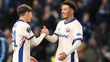 Pemain Chelsea, Reggie Walsh (kiri) merayakan kemenangan atas Djurgardens bersama rekannya, Jadon Sancho dalam laga leg 1 semifinal Conference League 2024/2025 di 3Arena, Stockholm, Swedia, Kamis (01/05/2025) waktu setempat. (AFP/Jonathan Nackstrand)
