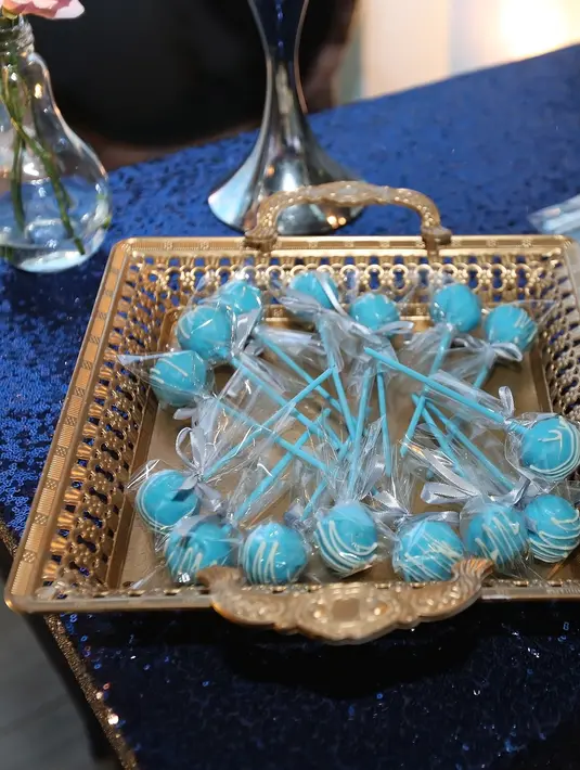Kue dan dekorasi yang serba biru membuat suasana 1st Anniversary Cutsyifriends terlihat sangat cantik. (Bambang E. Ros/Bintang.com)
