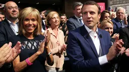 Brigitte Trogneux kini berusia 64 tahun sedangkan Emmanuel Macron 39 tahun. Kisah keduanya dari pertama kali bertemu hingga membangun biduk rumah tangga pun terbilang cukup unik. (AP Images)