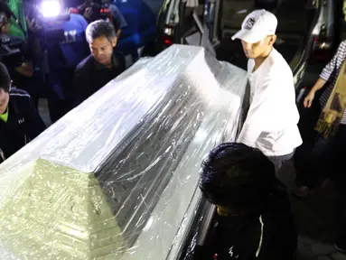 Peti jenazah berwarna putih yang akan membawa jenazah Mike Mohede tiba di RS Premiere Bintaro, Tangerang Selatan, Minggu (31/7). Mike Mohede merupakan penyanyi jebolan ajang pencari bakat. (Liputan6.com/Fery Pradolo)