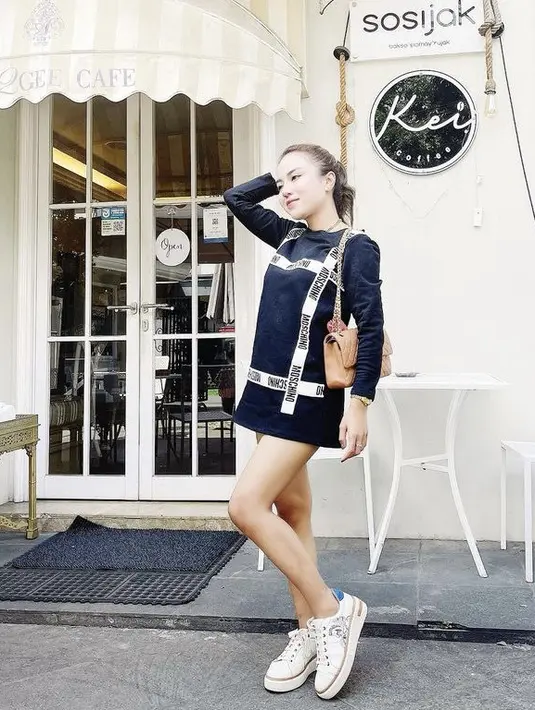 Lagi-lagi ia mengenakan dress longslevee hitam dari brand Moschino dipadukan dengan sneakers putih gading dan tas Chanelnya. @medinazein92