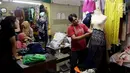 Seorang penjahit mengukur baju di Pasar Mayestik, Jakarta Selatan, Senin (11/6). Masyarakat mulai membeli dan membuat baju pilihan mereka jelang Lebaran. (Liputan6.com/JohanTallo)