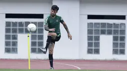 Pemain Timnas Indonesia, Stefano Lilipaly, menendang bola saat mengikuti sesi latihan terpisah di Stadion Wibawa Mukti, Jawa Barat, Sabtu (3/11). Latihan ini merupakan persiapan jelang Piala AFF 2018. (Bola.com/M Iqbal Ichsan)