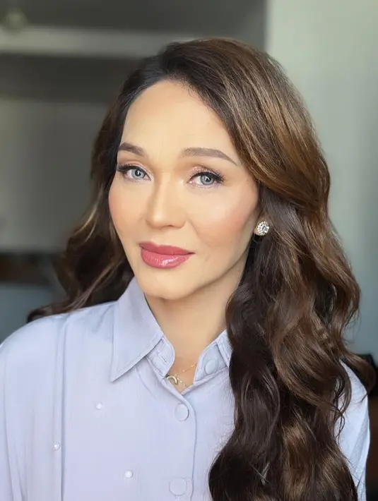Dalam konten-konten sebelumnya, Bunda Corla tampak tak begitu menata rambutnya. Potret terbaru Bunda Corla dengan rambut panjang bergelombang yang rapi, membuatnya penampilannya secara keseluruhan terlihat lebih menawan. Foto: Instagram.
