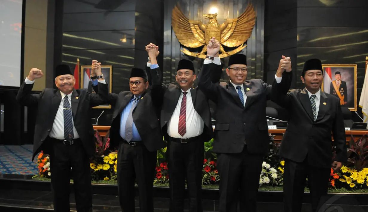 Ketua DPRD DKI Prasetyo Edi Marsudi dan empat orang Wakil Ketua DPRD, M. Taufik, Triwisaksana, Lulung Abraham Lunggana dan Ferriyal Sofyan  berfoto bersama, Jakarta. (Liputan6.com/Herman Zakharia)