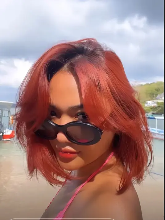 Ia pun sampai di pantai yang cantik. Sang artis juga tak kalah memikat dengan bikin pink alias merah jambu. [Instagram @lalamarionmj]