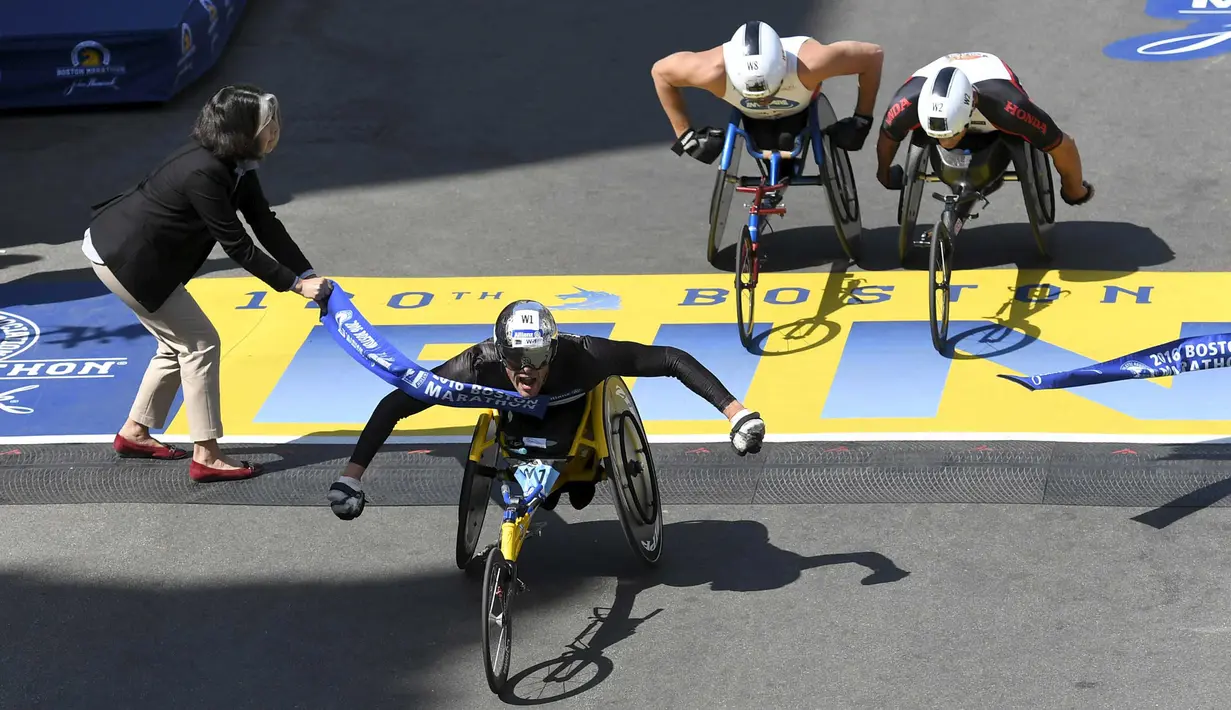 Marcel Hug dari Swiss melintasi garis finish pada kategori kursi roda pada Boston Marathon, Boston, Massachusetts, (18/4/2016). (REUTERS/Gretchen Ertl)   